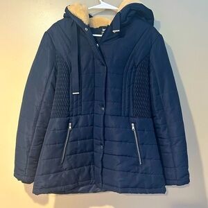 Navy fitted puffer winter coat with faux fur hood super cozy fitted peplum